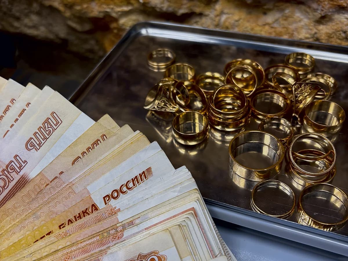 Наличные и золотые кольца